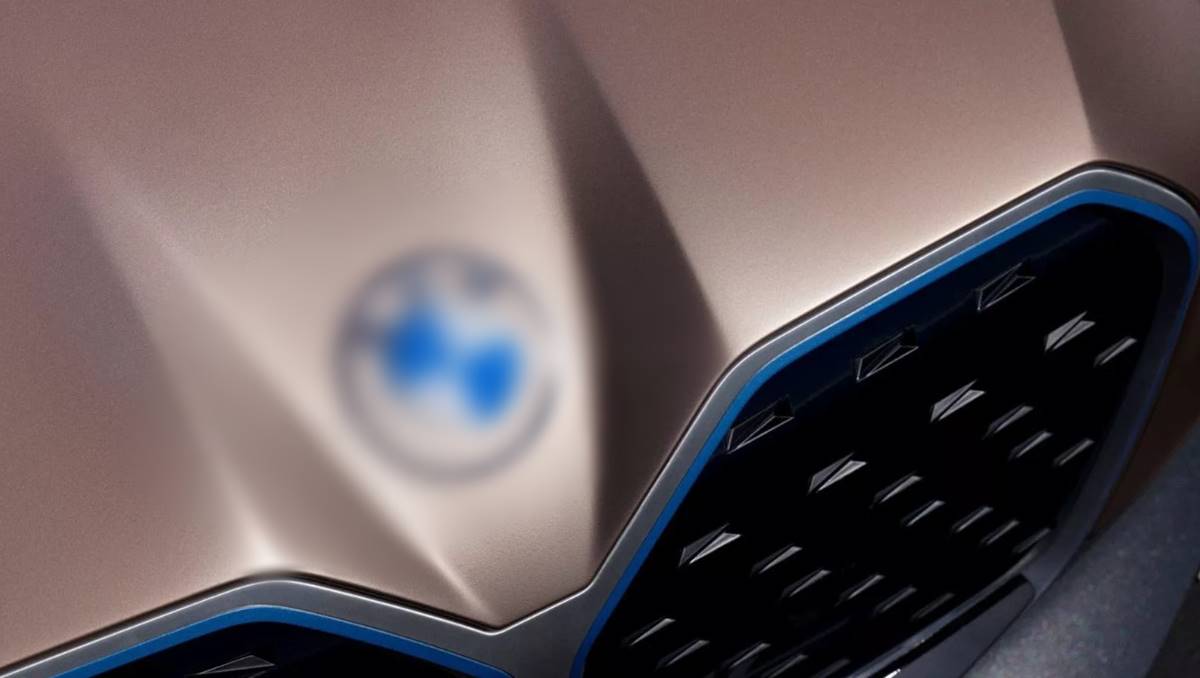 BMW, 23 Yılın Ardından Logosunu Yeniledi! İşte BMW Yeni Logosu 