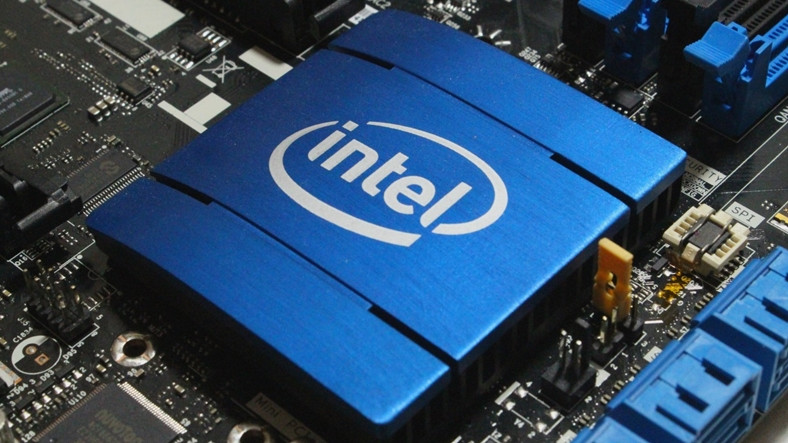 Intel, 28 Çekirdekli İşlemci İçin Kolları Sıvadı  