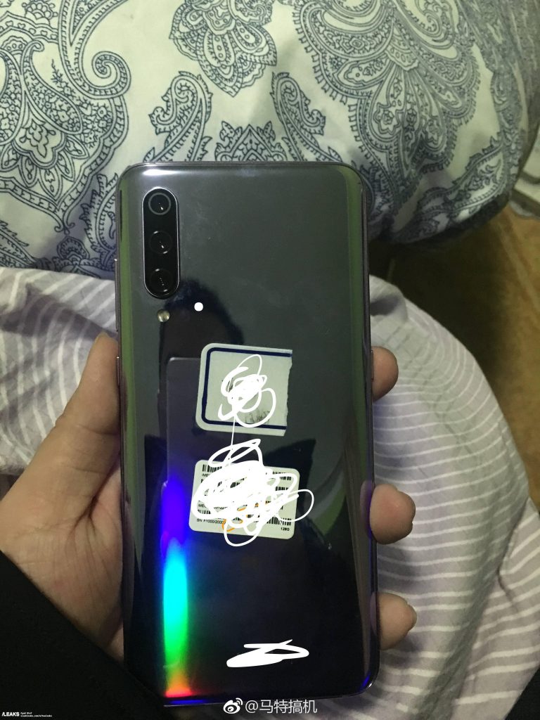 Xiaomi Mi 9 Canlı Kanlı Görüntülendi 