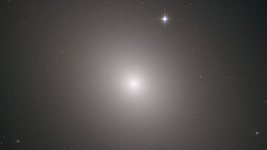 Hubble Teleskobu 'Messier 49 Galaksisi'ni Fotoğrafladı  