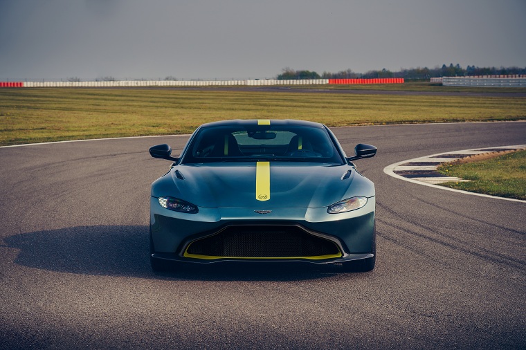 Aston Martin Yeni Otomobilini Tanıttı  