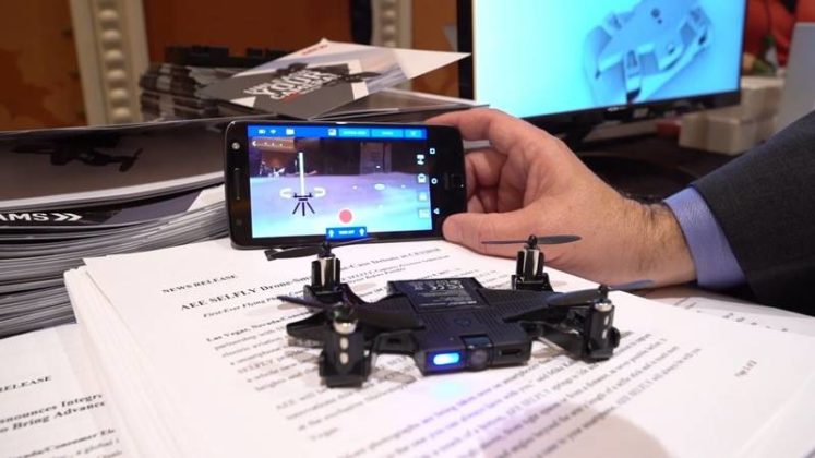 Akıllı Telefon Kılıfında Gizli Drone: Selfly 