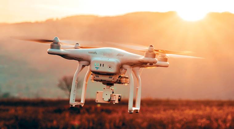 Mıknatıslı Dronelar Uçuş Sırasında Birbirleriyle Bağlantı Kurabilecek  