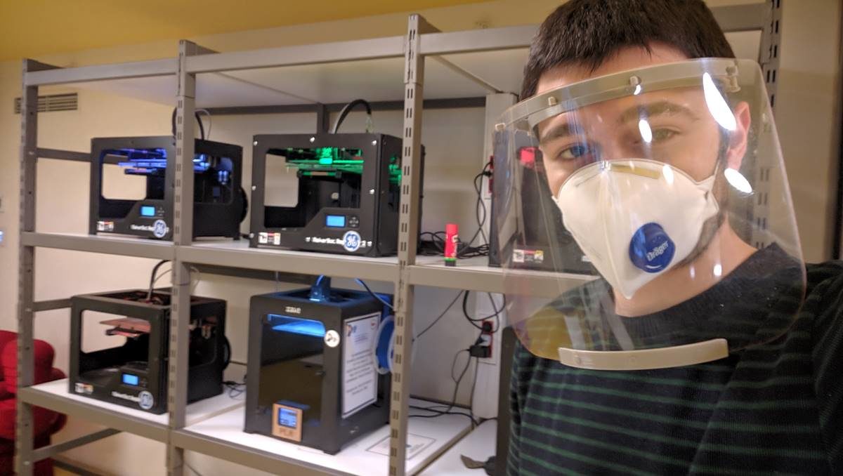 Kendi Yaptığı 3 Boyutlu Yazıcıda Siperli Maske Üretti Kendi Yaptığı 3 Boyutlu Yazıcıda Siperli Maske Üretti