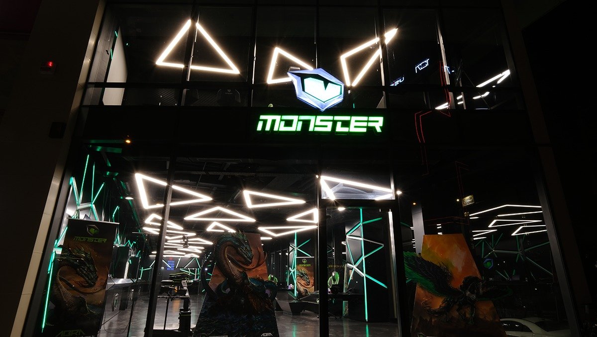 Monster Notebook Mağazalarını Geçici Olarak Kapattı 