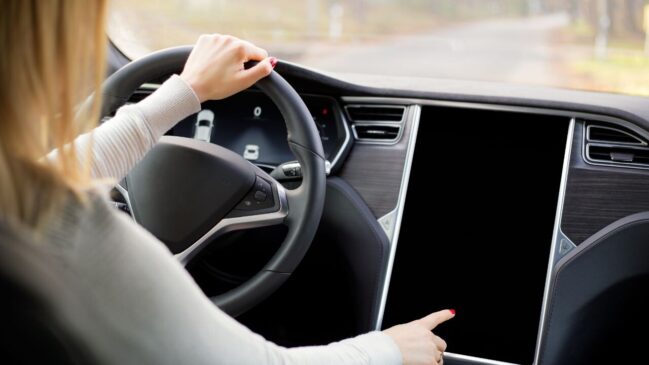 Tesla, Araçlarına Oyun Geliştiricisi Arıyor  