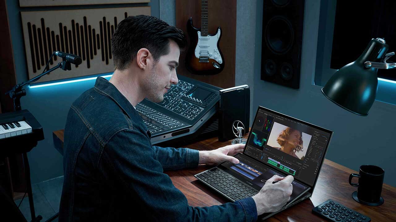ASUS 4K Çözünürlüğe Sahip Çift Ekranlı Dizüstü Bilgisayarı: Zenbook Pro Duo OLED UX582  