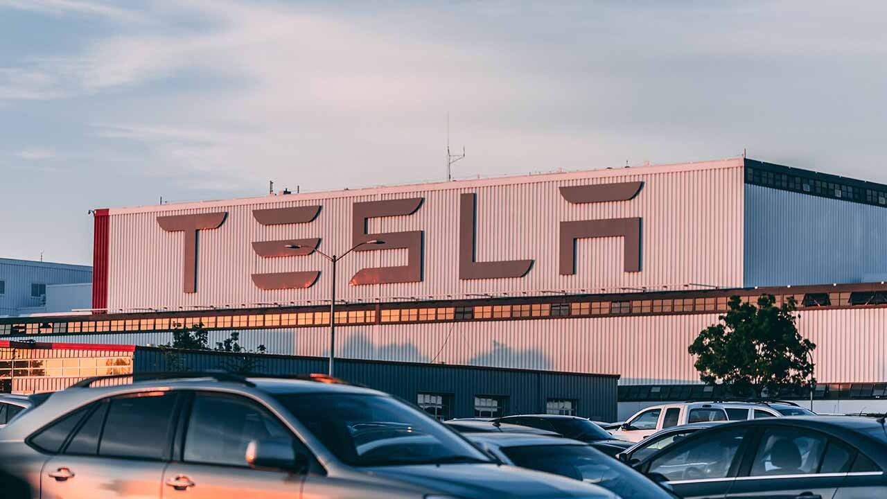 Elon Musk ve Tesla Nasıl Başarılı Oldu?  