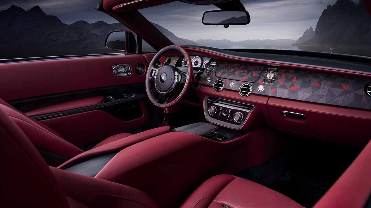 Rolls-Royce İlk Droptail Otomobili "La Rose Noire" Tanıtıldı  