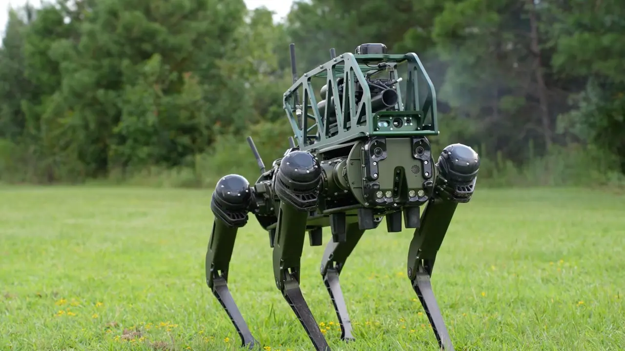 Dünyanın İlk Savaşa Hazır El Bombası Atabilen Robot Köpeği Tanıtıldı 