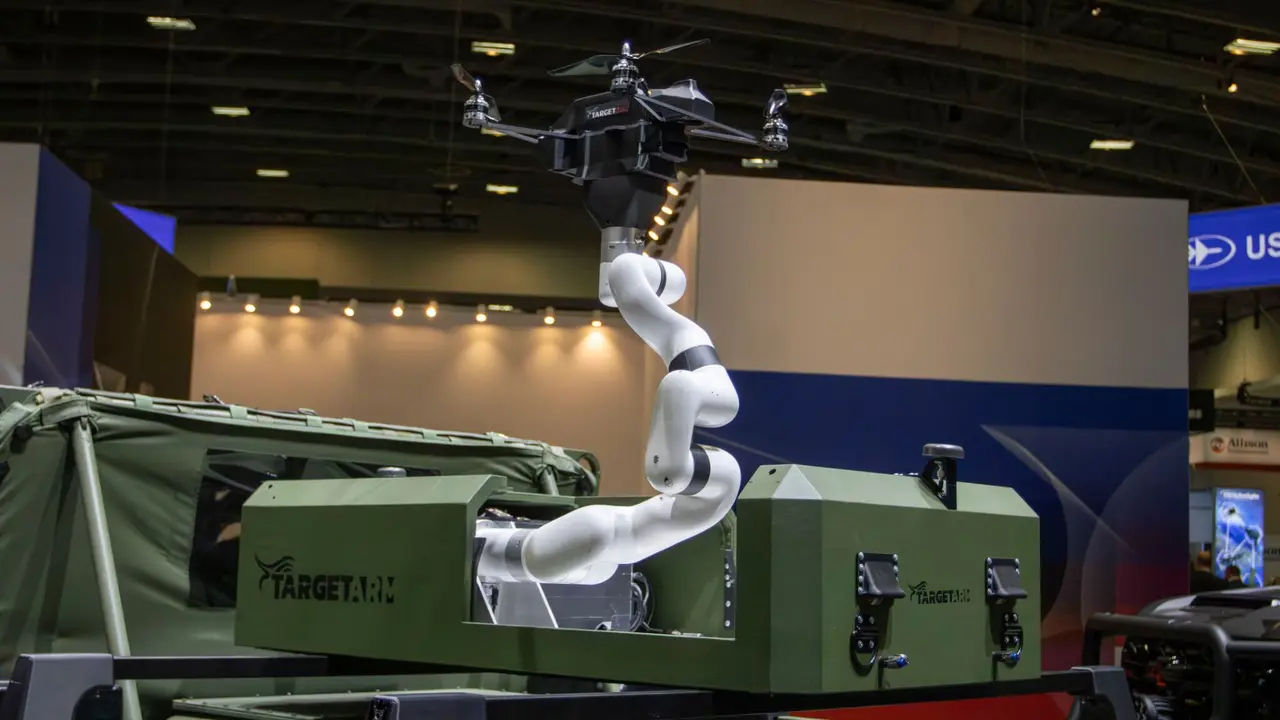 Engelli ABD Gazisinin İcadı: Havada Drone Fırlatıp Geri Alabilen Robotik Kol 