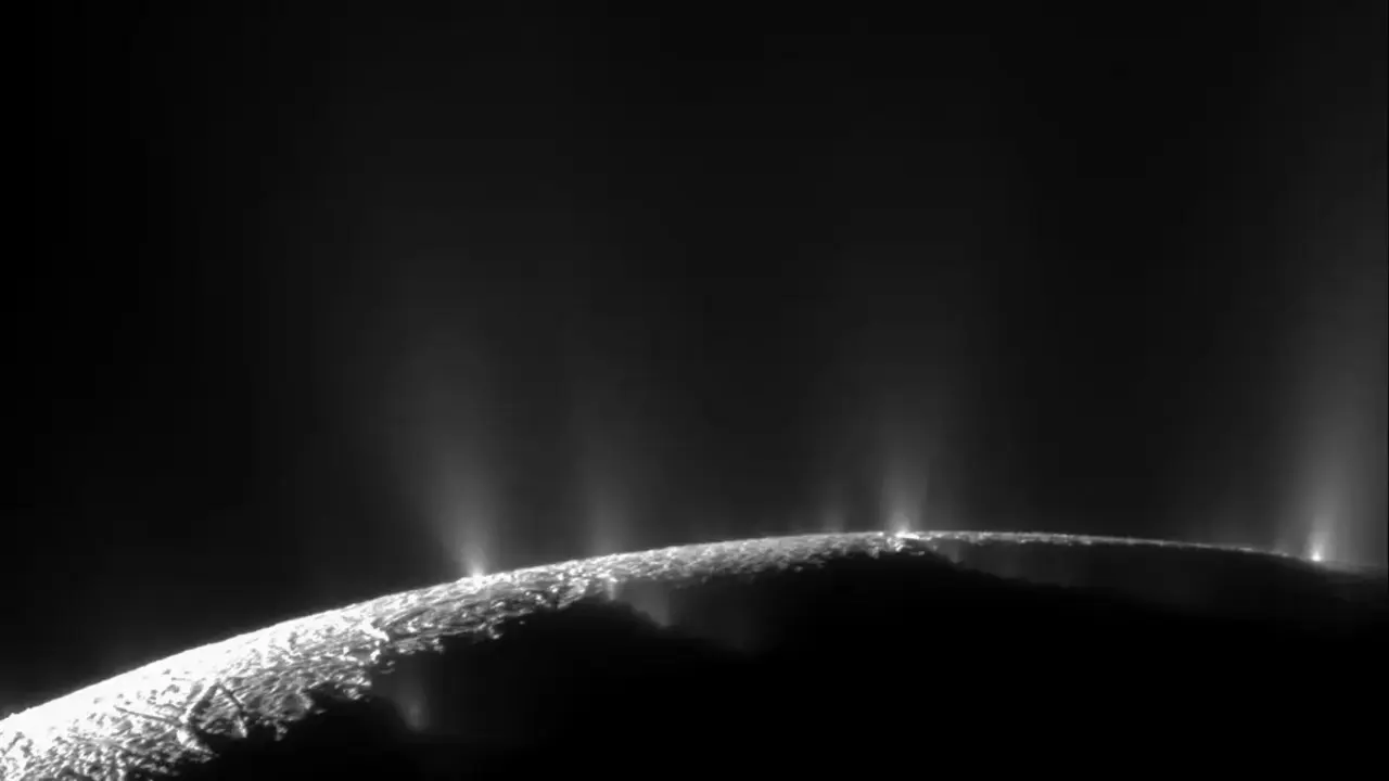 Enceladus’ta Yaşanabilirlik: NASA’nın Yeni Organik Madde Keşfi 