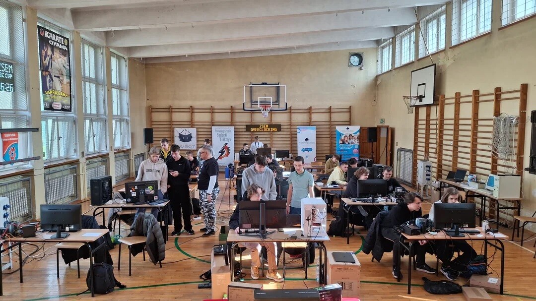 Avrupa’da Bir Lise, Öğrenciler İçin Gerçek CPU ve GPU Overclock Turnuvaları Düzenliyor Avrupa’da Bir Lise, Öğrenciler İçin Gerçek CPU ve GPU Overclock Turnuvaları Düzenliyor