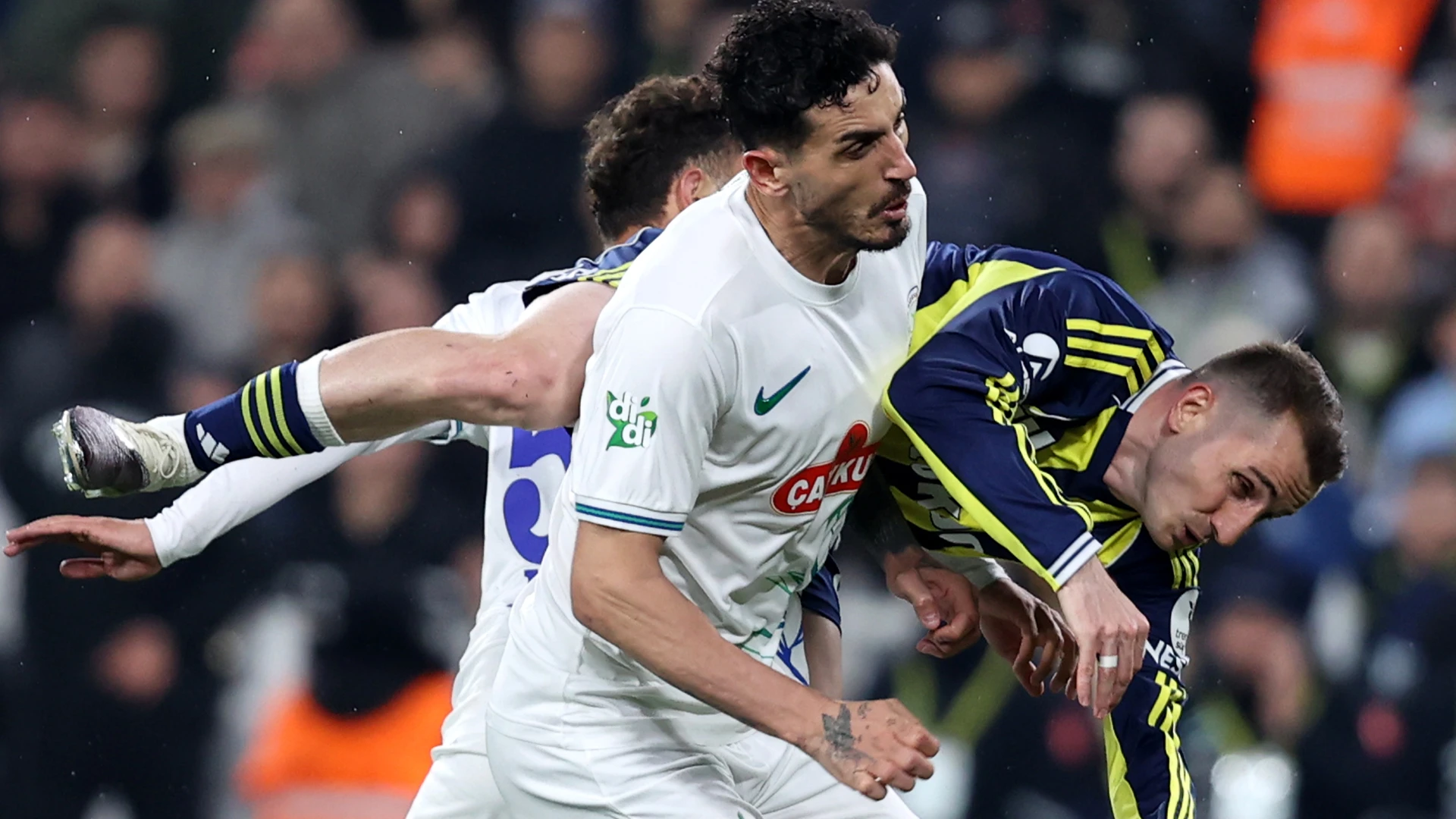 Fenerbahçe 2-2 Rizespor: Ederson'un Son Dakika Hatası Taraftarı Ayağa Kaldırdı Fenerbahçe 2-2 Rizespor: Ederson'un Son Dakika Hatası Taraftarı Ayağa Kaldırdı