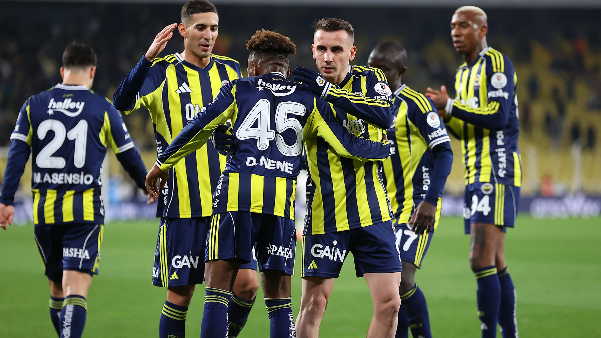 Fenerbahçe, Merih Demiral’ın Arkadaşı Riyad Mahrez İçin Sezon Sonu Transfer Planı Yapıyor Fenerbahçe, Merih Demiral’ın Arkadaşı Riyad Mahrez İçin Sezon Sonu Transfer Planı Yapıyor