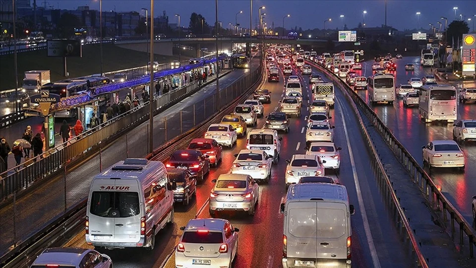 İstanbul'da Akşam Trafiği: Yüzde 80 Yoğunlukla Yollar Kilitlendi İstanbul'da Akşam Trafiği: Yüzde 80 Yoğunlukla Yollar Kilitlendi