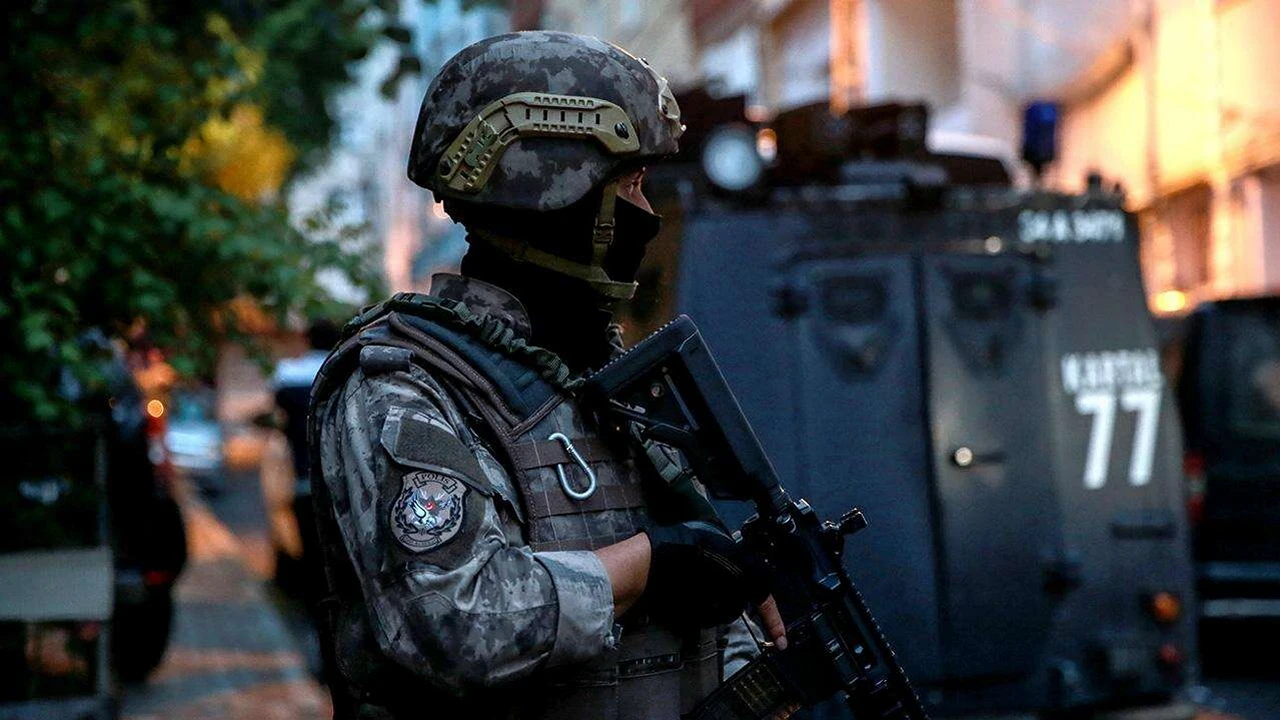 MİT'ten Eş Zamanlı Operasyon: Casuslar Yakalandı! 5 MİT'ten Eş Zamanlı Operasyon: Casuslar Yakalandı!