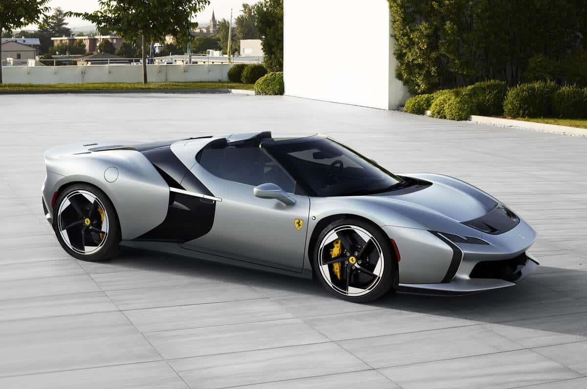 Ferrari HC25'teki Yenilikler: İnce Farlar ve Dikey Gün Işığı