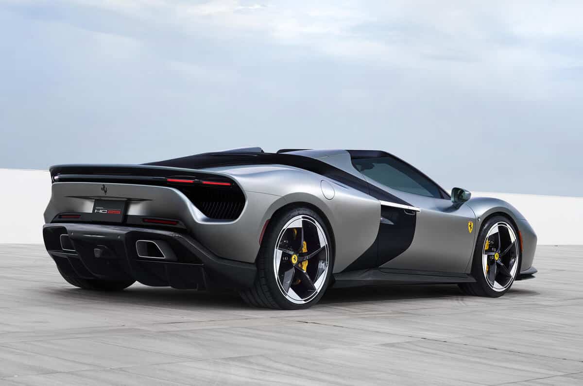 Ferrari HC25'teki Yenilikler: İnce Farlar ve Dikey Gün Işığı - 4