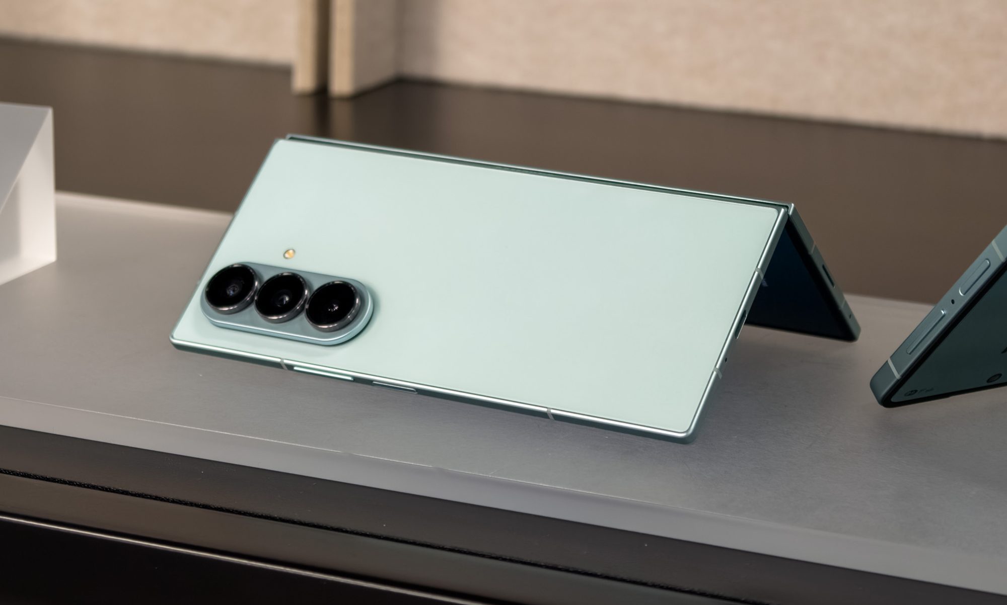 Galaxy Z Fold 8: Yeni Tasarımı ve Özellikleriyle Dikkat Çekiyor Galaxy Z Fold 8: Yeni Tasarımı ve Özellikleriyle Dikkat Çekiyor