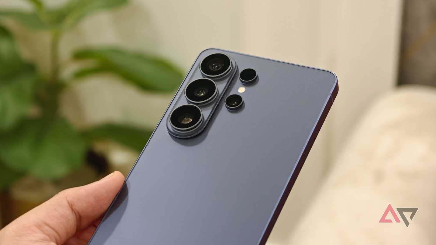 Samsung Galaxy S27 Ultra'nın Tasarımı iPhone'a Daha Yakın Olabilir 2 Samsung Galaxy S27 Ultra'nın Tasarımı iPhone'a Daha Yakın Olabilir - 2